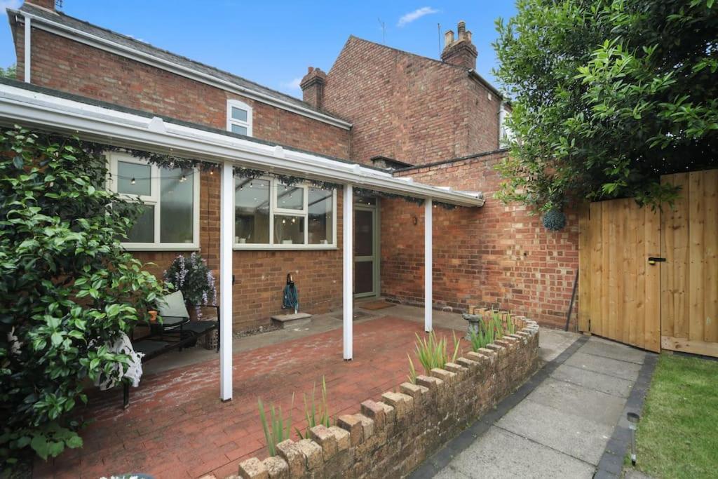 Picturesque Victorian Cottage ウスター エクステリア 写真