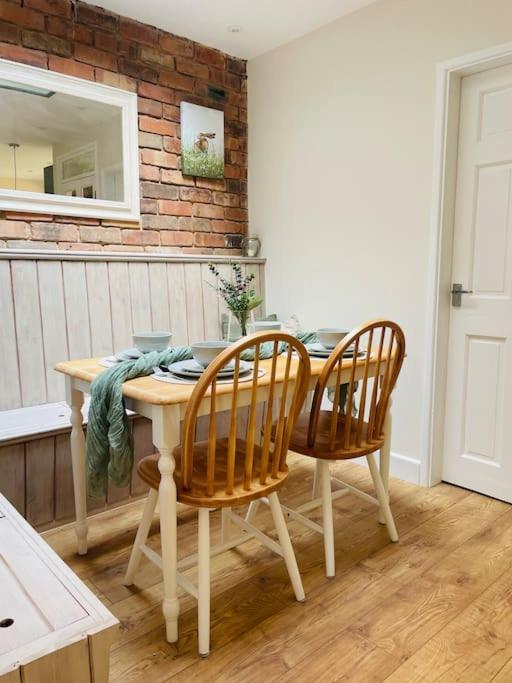 Picturesque Victorian Cottage ウスター エクステリア 写真